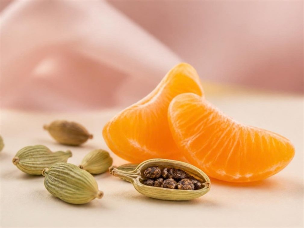 Cardamom pods and clementine